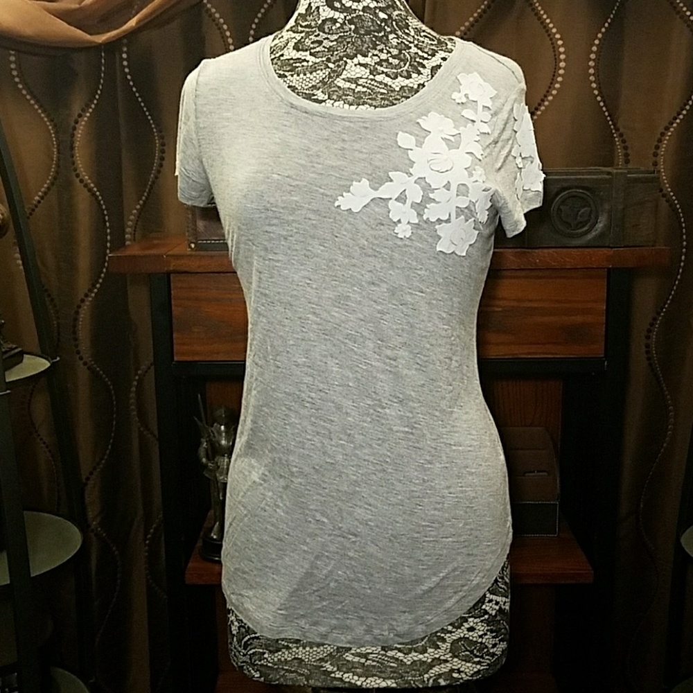 NWOT Vera Wang Tee w/ pretty flower embellishments - Picture 1 of 4